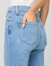 Load image into Gallery viewer, High Rise Manhattan 32" Bootcut Jean
