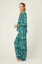 Load image into Gallery viewer, Winter Wonderland Floral Print Velour Pant
