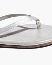 Load image into Gallery viewer, Silver Lily Glitters Flip Flop
